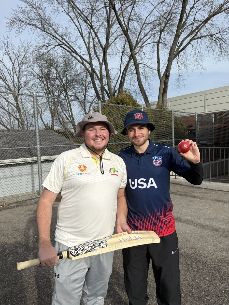AlexGaulTV's tweet photo. My mate @BenPokorny was bowling fast when there was nothing going on. These two Yankee blokes are ready for the Boxing Day Test at the @MCG! 🏏 https://t.co/92CCDZRLxW