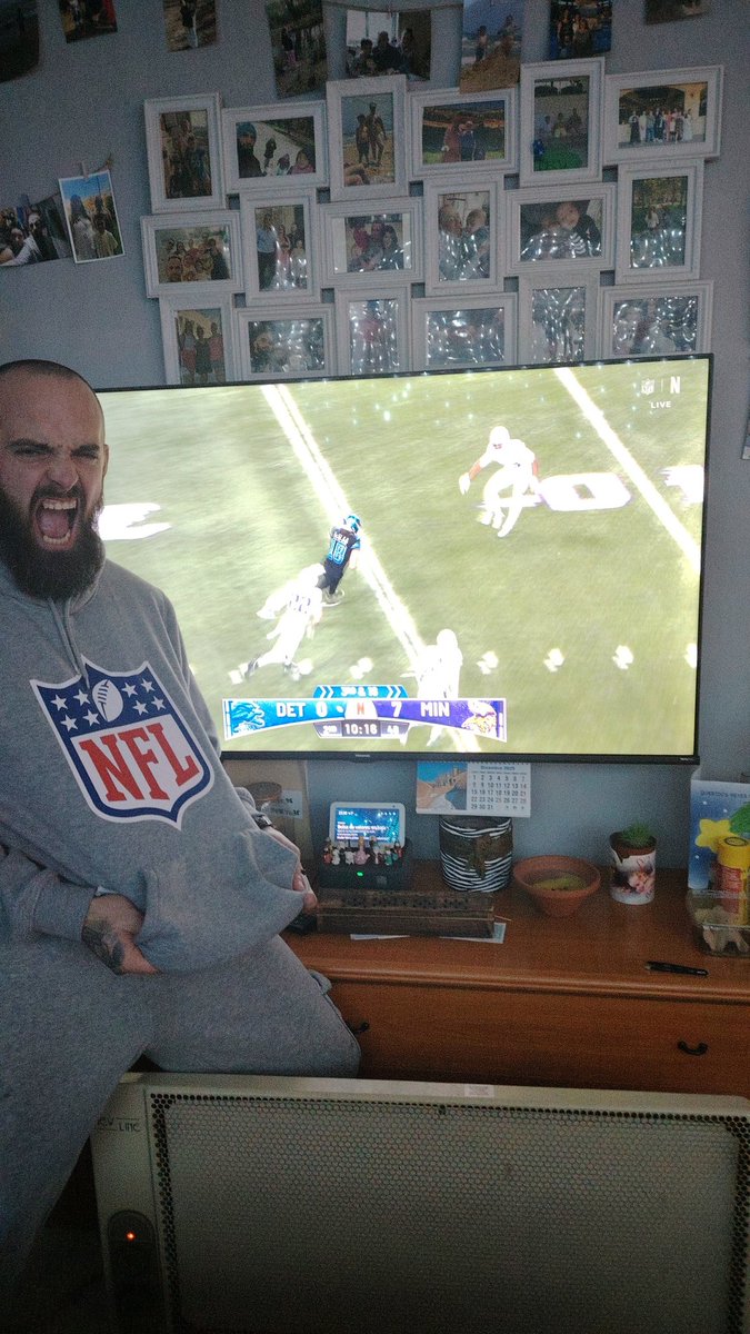 willy_mora's tweet photo. Viendo la NFL desde España ( Alcalá de henares ) con los peques de la casa #NFLChristmas  #NFLonNetflix Go Go Go https://t.co/dc6u32BTvA