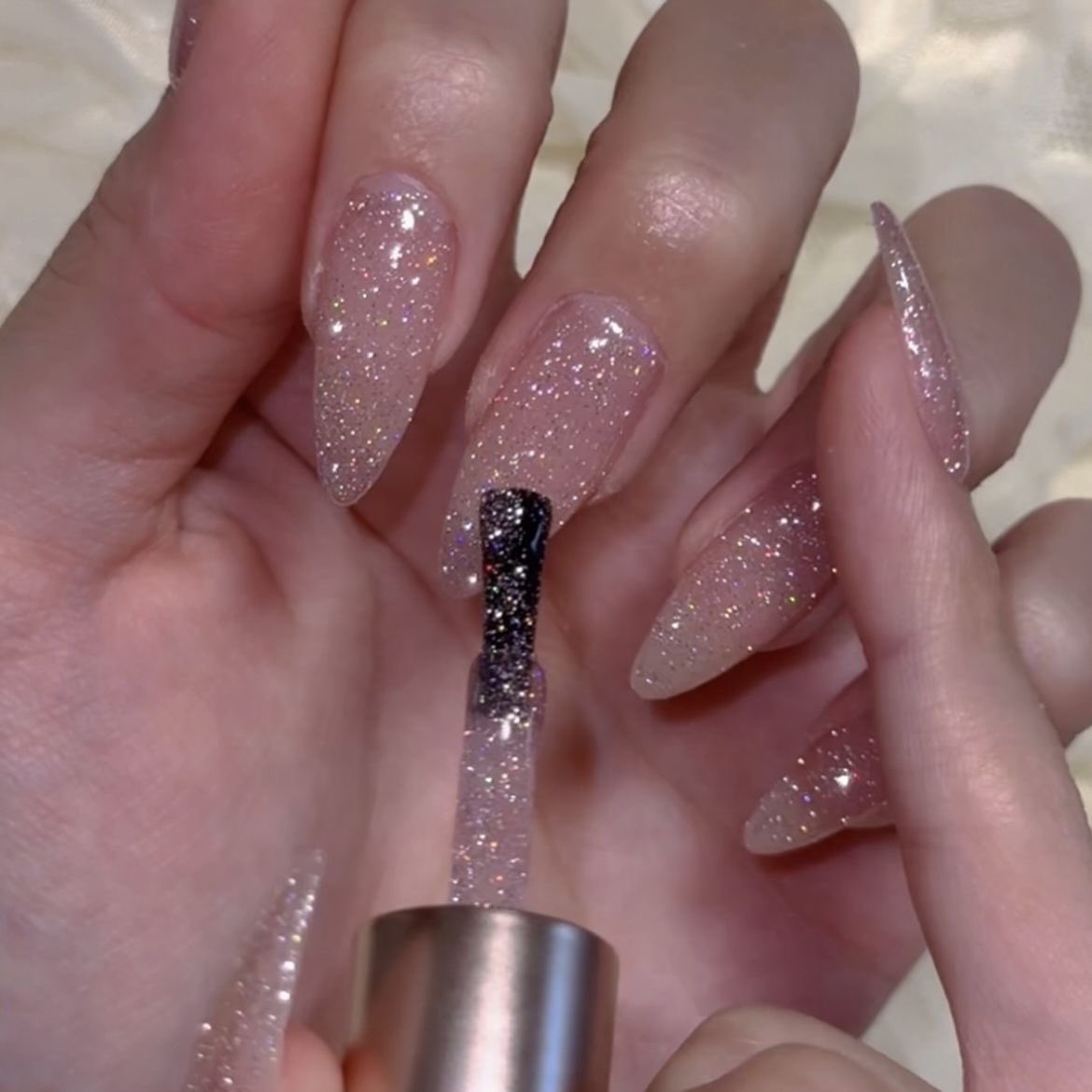 aesttics's tweet image. pink glitter nails