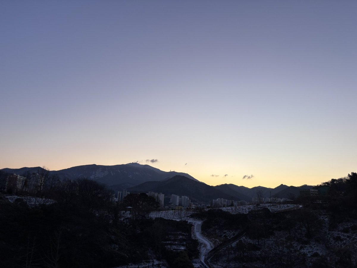 굿모닝.
최대한 따뜻하게 입고 나가요.
마지막 불금 화이팅~