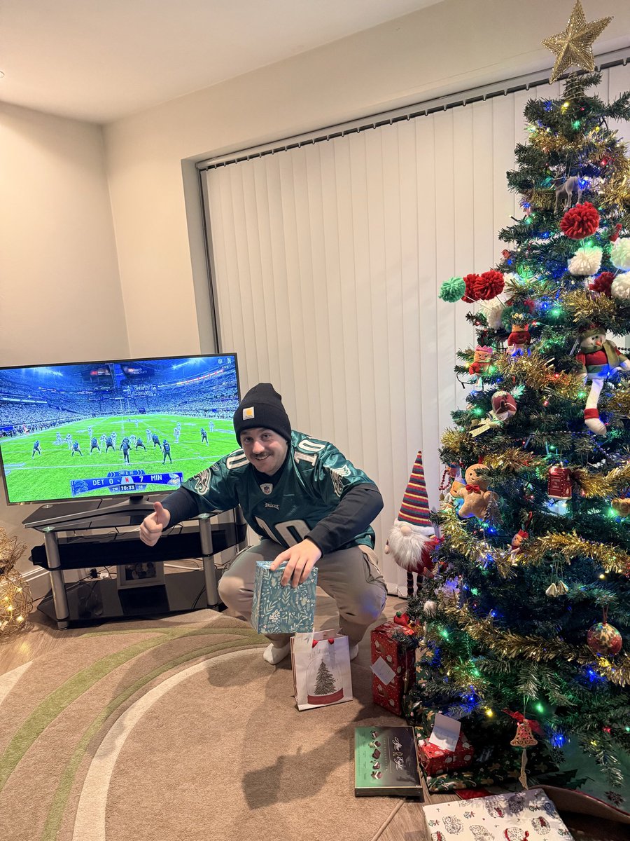 04Burch's tweet photo. Watching the game all the way from wales 🏴󠁧󠁢󠁷󠁬󠁳󠁿🏴󠁧󠁢󠁷󠁬󠁳󠁿🏴󠁧󠁢󠁷󠁬󠁳󠁿🏴󠁧󠁢󠁷󠁬󠁳󠁿
#NFLonNetflix #NFL @Lions @Vikings @netflix @netflix https://t.co/CPARTXNqSp