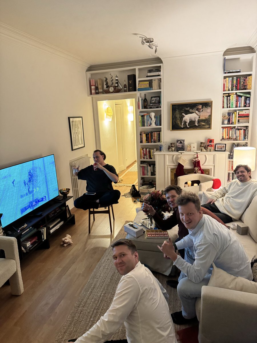 jlsherryVT's tweet photo. Lots of love for American football in Barcelona ESPAÑA 🇪🇸!! #NFLonNetflix https://t.co/0A4DChm99K