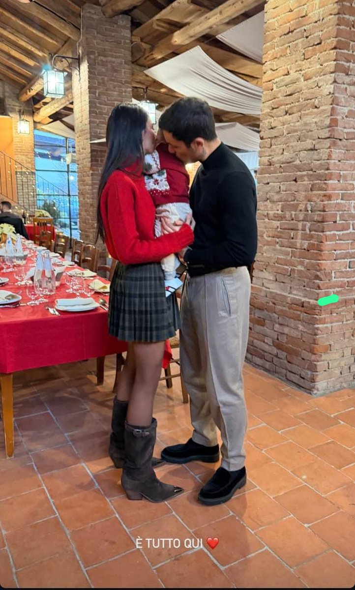 encuestVIIP's tweet photo. 'È tutto qui ♥️"
Eee sì ,il resto è noia.
#prelemi https://t.co/aAeMULML6d
