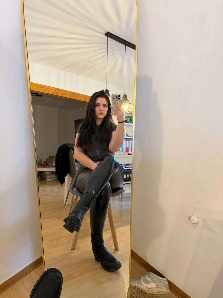 Gottenlea's tweet image. The bad habit you secretly enjoy