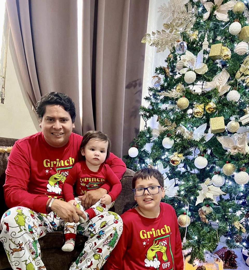 Obrown08's tweet photo. ✨🎄 Feliz Navidad 🎄✨

Hoy celebramos el mayor regalo de amor que Dios nos dio: el nacimiento de Jesús.

Que Su luz llene nuestro hogar de paz, fe, esperanza y unidad, y que nunca falte Su presencia guiando cada paso de nuestra familia. https://t.co/ZhSyzy1DYZ