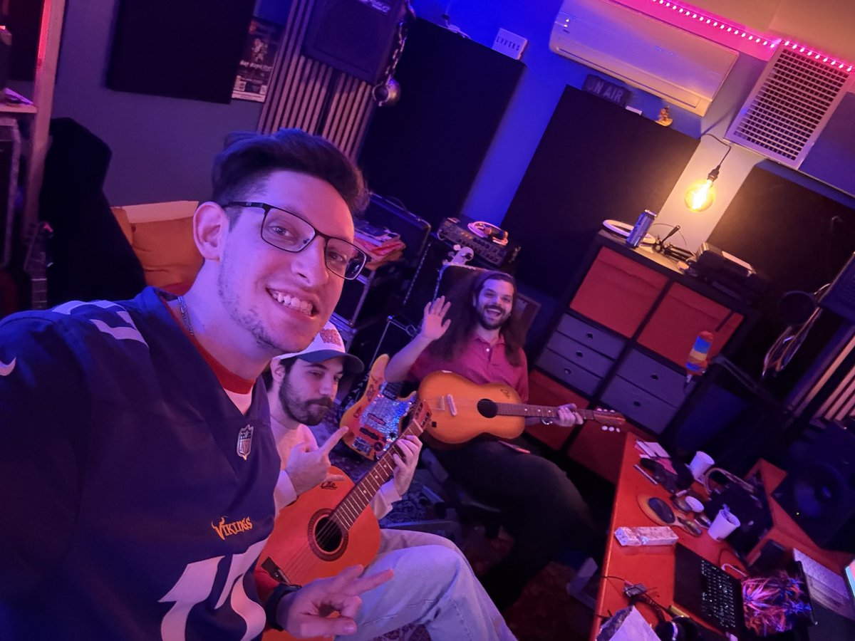 Merry Christmas from ITALY 🇮🇹
GO VIKINGS from craziest Punk Rock Italian Band LYVERS!!!
#NFLonNetflix #Vikings <a href="/TheLyvers/">Lyvers</a>