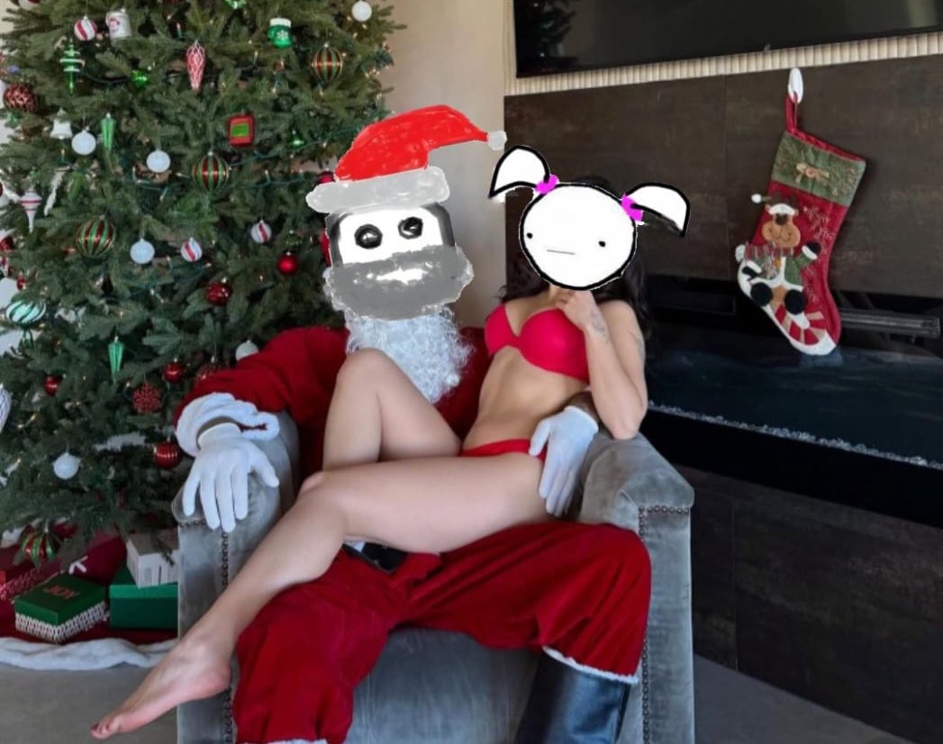 LA_HDLCH's tweet photo. Amigos, El Monito y yo, les deseamos una linda navidad. 🎄❤️ https://t.co/rv4Q7n71Uw