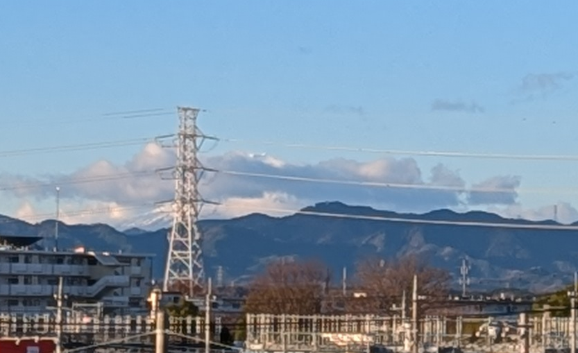 nagase_shibori's tweet image. 【年末カウントダウン（最終日）】
おはようございます。本日は晴天に恵まれたお掃除日和です。今年の汚れをきれいに落とし、来年に向けた準備をしてまいります。あいにくの隠れ富士ですがよろしければ見てください。
#へら絞り　#Metalspinning   #年末 #ナガセ