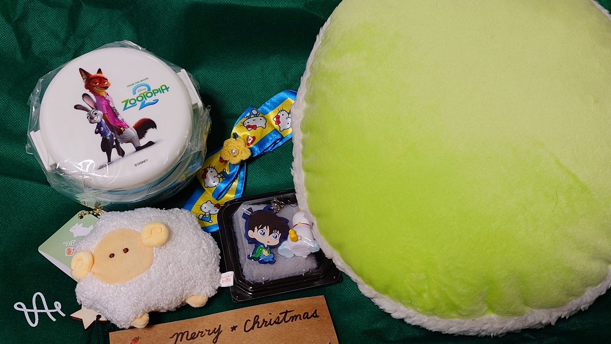 えへ、昨日貰った(>ω<)✨ クッションの商品名、マカロンて書いてて