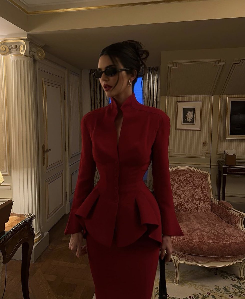 props to her for always using her resources to get her hands on a good vintage thierry mugler piece