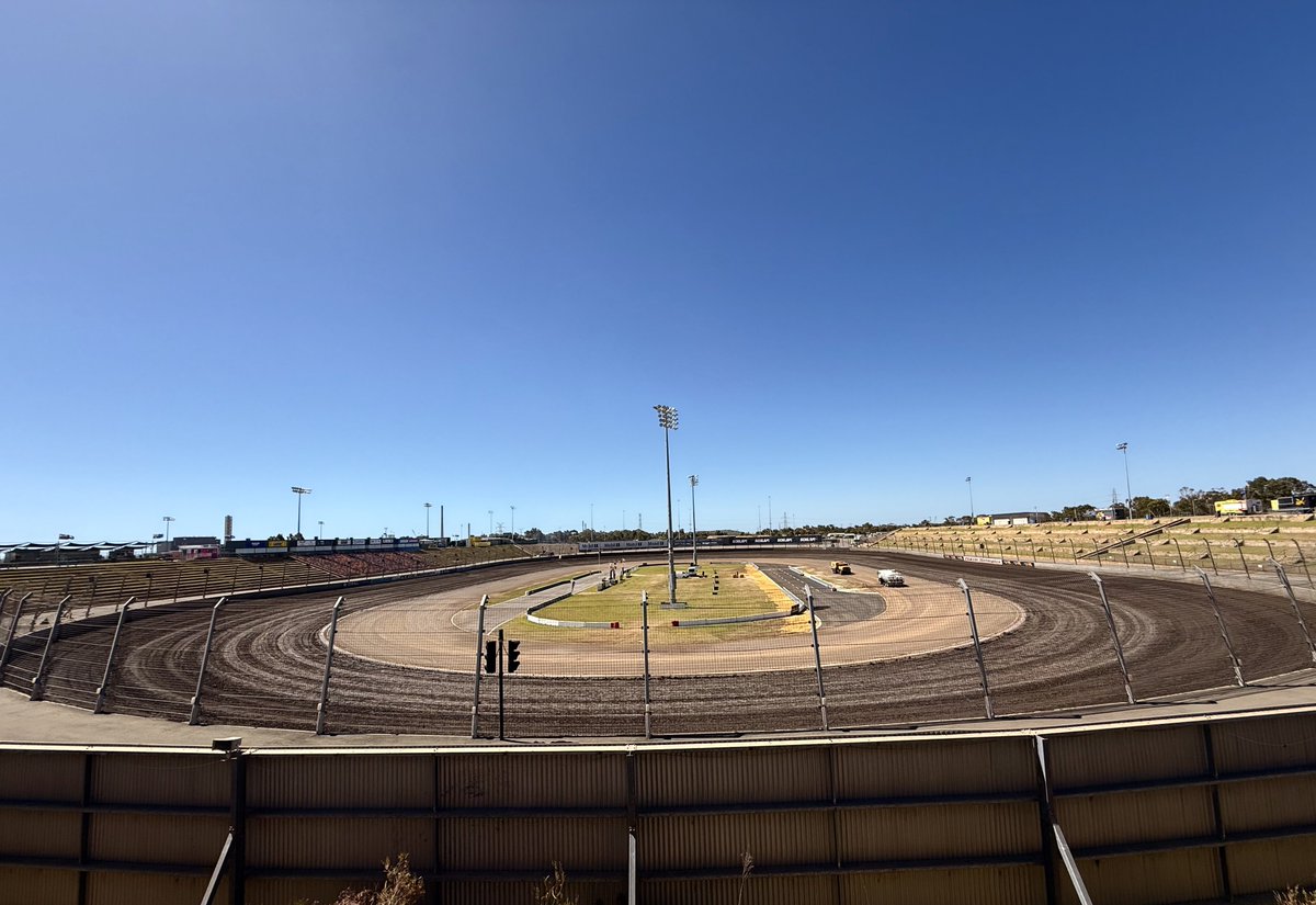 HighLimitRacing's tweet image. Rise and shine, Western Australia. ☀️

It’s a breezy 24° celsius on the outskirts of Kwinana Beach as “Boxing Day” consumes the nation!

The 🇺🇸 USA vs. WA 🇦🇺 Speedweek officially begins tonight at @PerthMotorplex and Americans can watch for free (4am ET) on @ClayPerViewTeam!
