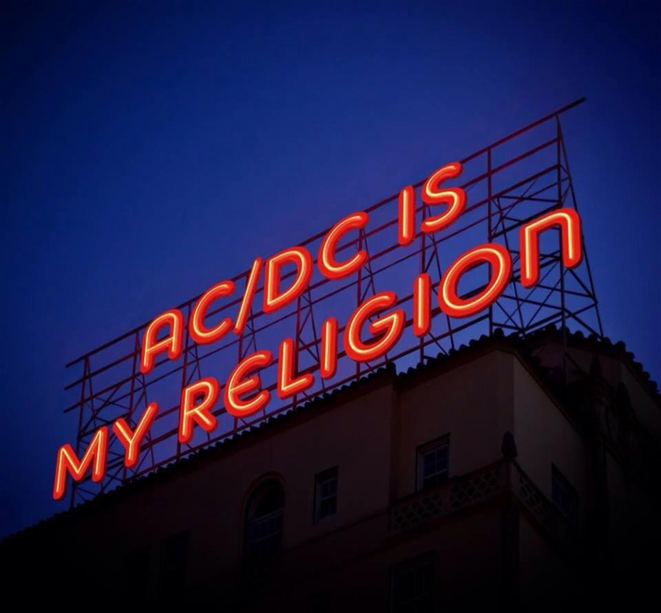SteveMcNeil14's tweet image. Merry Christmas let the music save you from the #badstuff #1926skate #rockinalzheimers @acdc