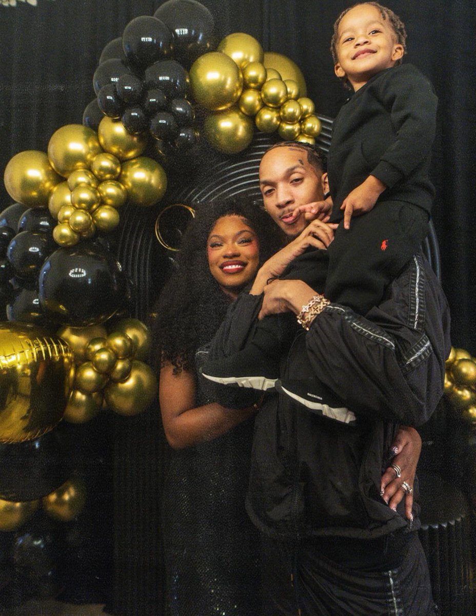 wavecheckers's tweet image. Monaelo &amp;amp; Stunna 4 Vegas having a Caldwell Christmas 🖤