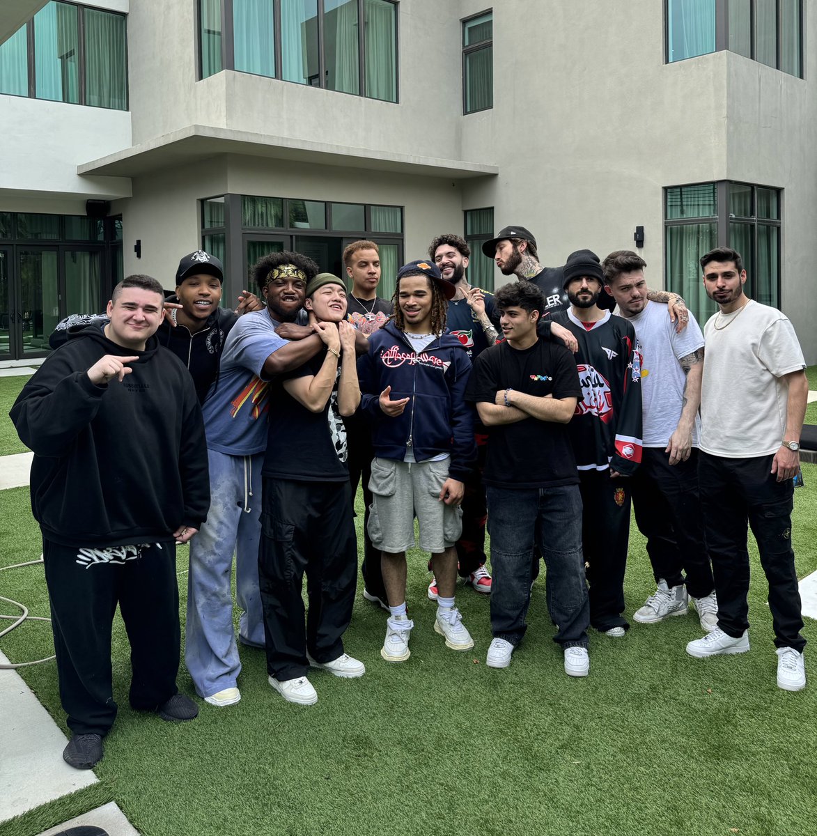 Kick_Champ's tweet image. FaZe Banks sold a large ownership stake in FaZe, shifting control to a new leadership that pushed for 20% of creators’ earnings, leading all the members to leave — RIP FaZe Clan 💔