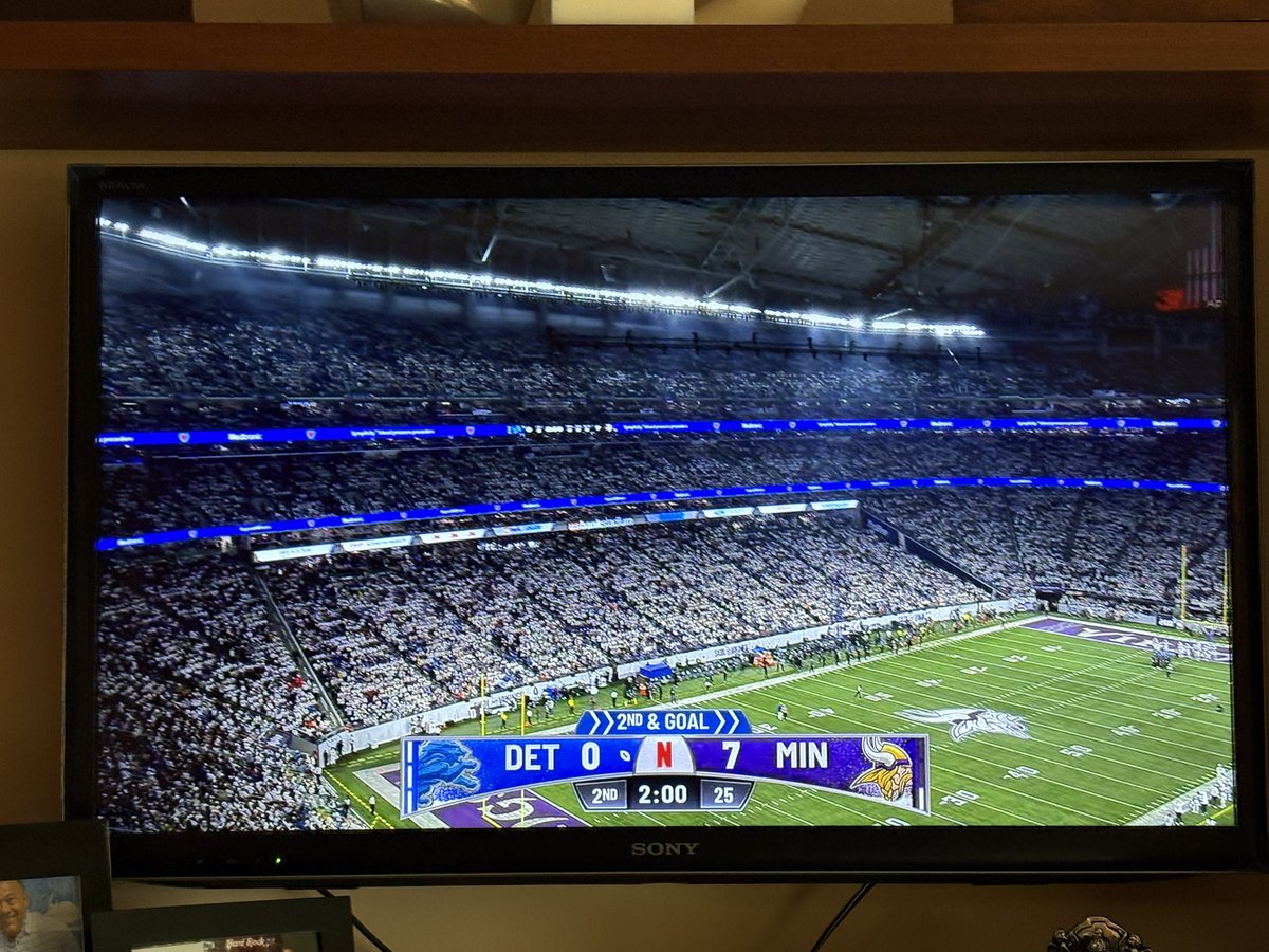 CuevasRevilla's tweet photo. @NFLonNetflix viendo la transmisión navideña desde Querétaro, México 🇲🇽@NFL @Lions @Vikings #NFLonNetflix https://t.co/4RQVmeV2Nw