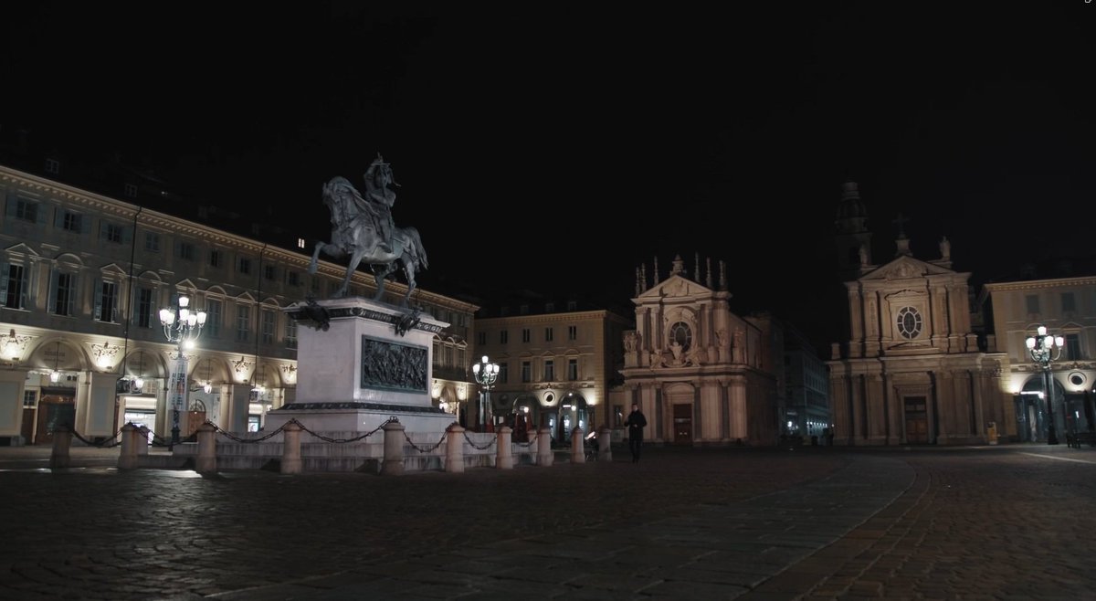 Torino ha molte piazze, ma Piazza San Carlo è la più elegante. 
È un esempio perfetto di armonia barocca: portici continui, proporzioni rigorose, un’eleganza che non ostenta, ma accoglie.
#StanotteaTorino