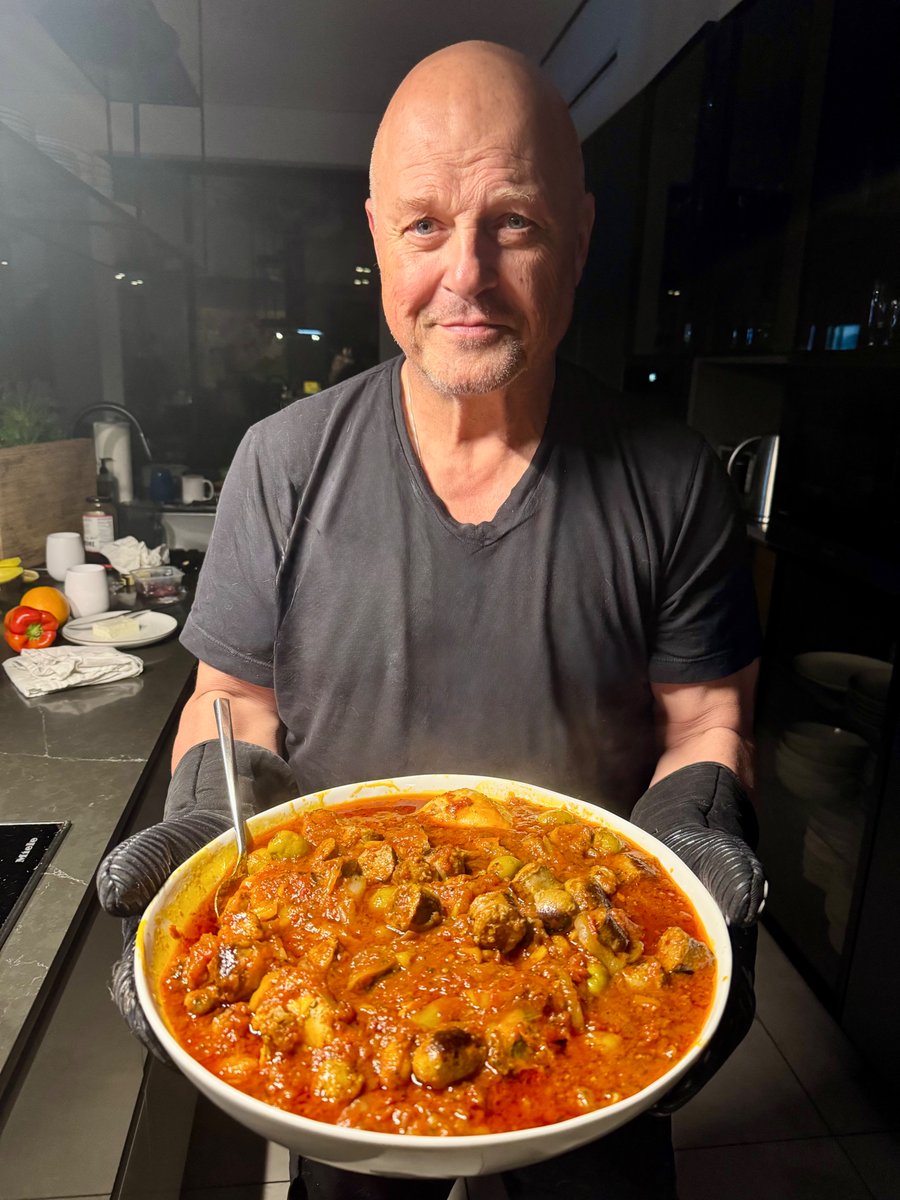 MichaelChiklis's tweet photo. Christmas Eve dinner for the family this year? Chicken Cacciatore with sweet Italian sausage! MAMA MIA! 🤌Stay tuned for tonight's delish dish! 
Merry Christmas everyone! 🎄🎅 https://t.co/QgJv41rm0T