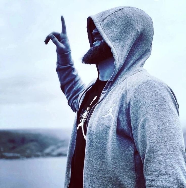 يتفاخرون !
ويظنون 
أن رجولتهم
تزداد بزيادة الفتيات

ولكن الرجوله:
هي زيادة عدد الركعات
والسـجدات والتقرب
م̷ـن الله في جميع الصلوات ..!!