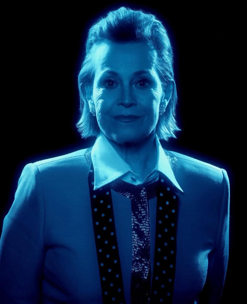 FilmUpdates's tweet image. Sigourney Weaver tells Zoe Saldaña that she should’ve won an Academy Award for playing Neytiri in the ‘AVATAR’ movies:

“Neytiri is one of the greatest creations. You should have won an Oscar for that.”