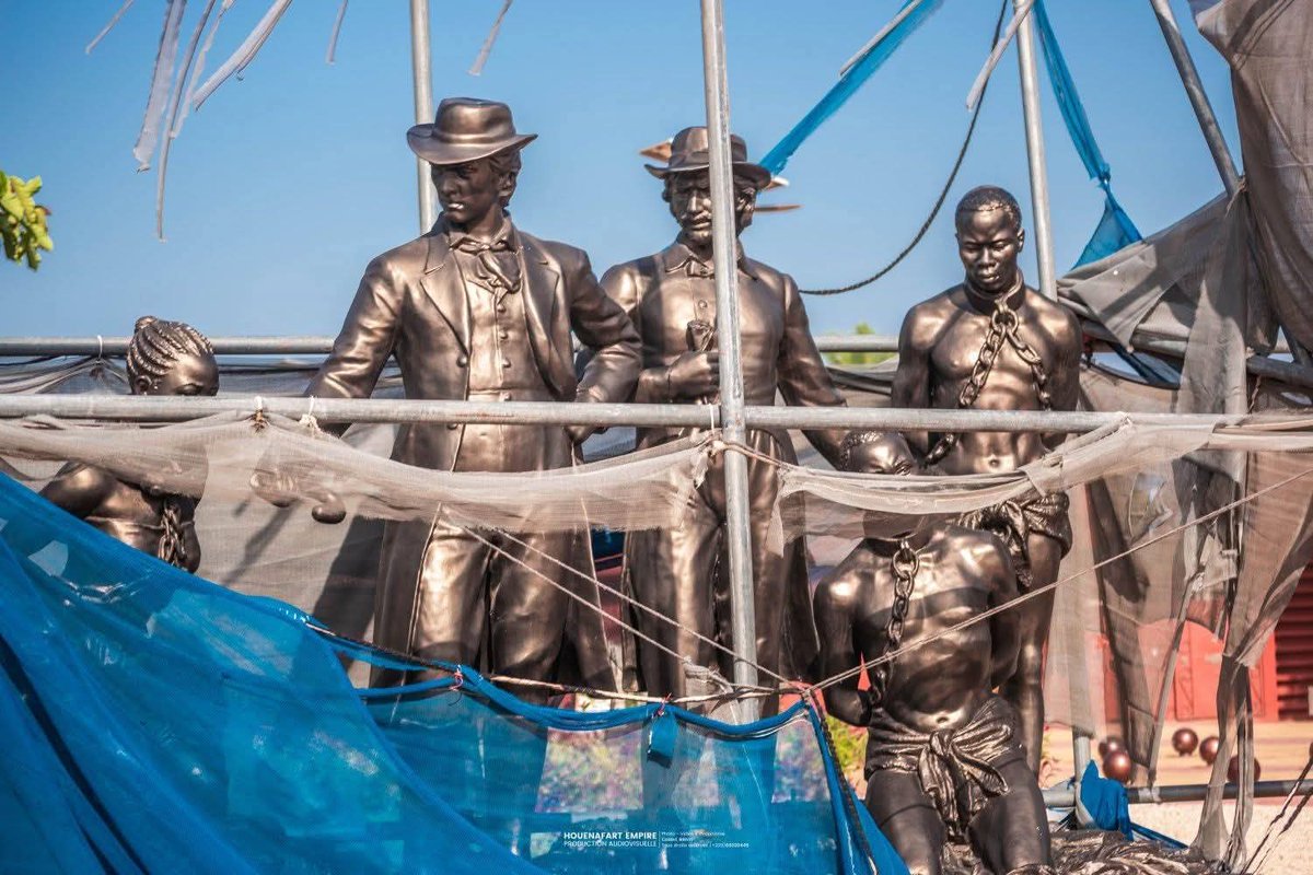 actualites229's tweet image. 🇧🇯 Des œuvres monumentales, pas encore voilées, prennent place à la Place aux Enchères de Ouidah.

Elles illustrent des épisodes marquants de notre histoire, en mémoire de la traite négrière et des souffrances vécues par les personnes réduites en esclavage.

Toujours en cours…