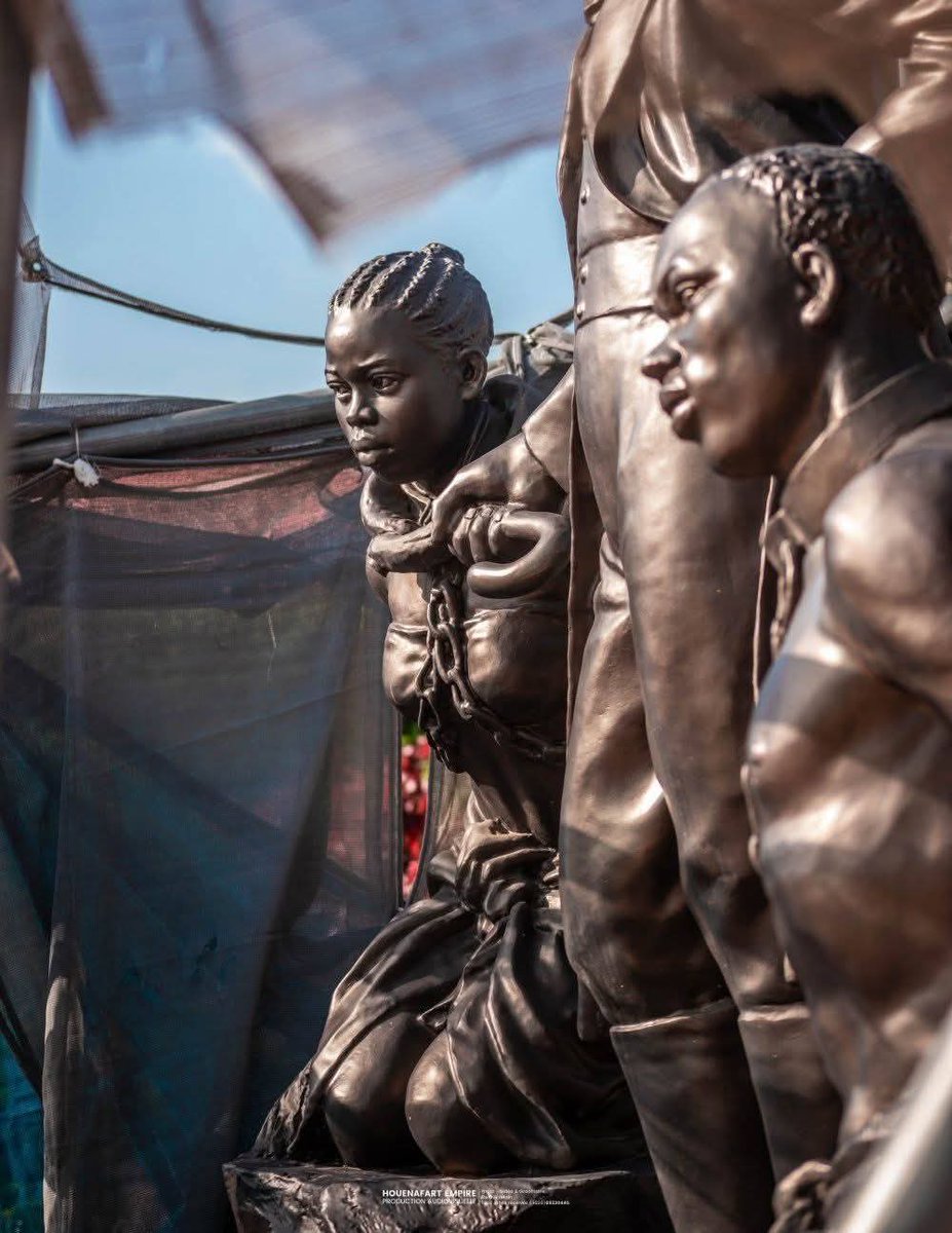 actualites229's tweet image. 🇧🇯 Des œuvres monumentales, pas encore voilées, prennent place à la Place aux Enchères de Ouidah.

Elles illustrent des épisodes marquants de notre histoire, en mémoire de la traite négrière et des souffrances vécues par les personnes réduites en esclavage.

Toujours en cours…
