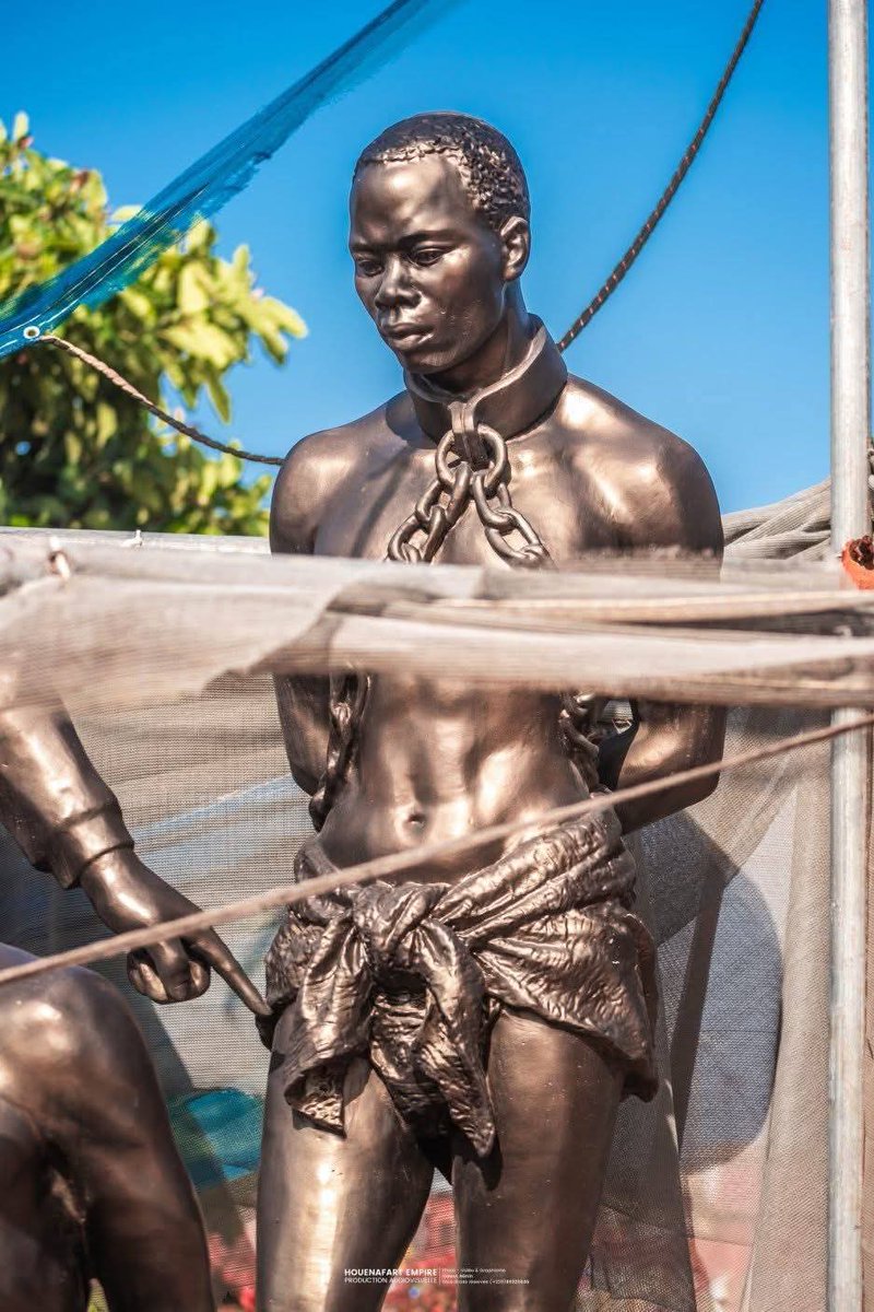 actualites229's tweet image. 🇧🇯 Des œuvres monumentales, pas encore voilées, prennent place à la Place aux Enchères de Ouidah.

Elles illustrent des épisodes marquants de notre histoire, en mémoire de la traite négrière et des souffrances vécues par les personnes réduites en esclavage.

Toujours en cours…