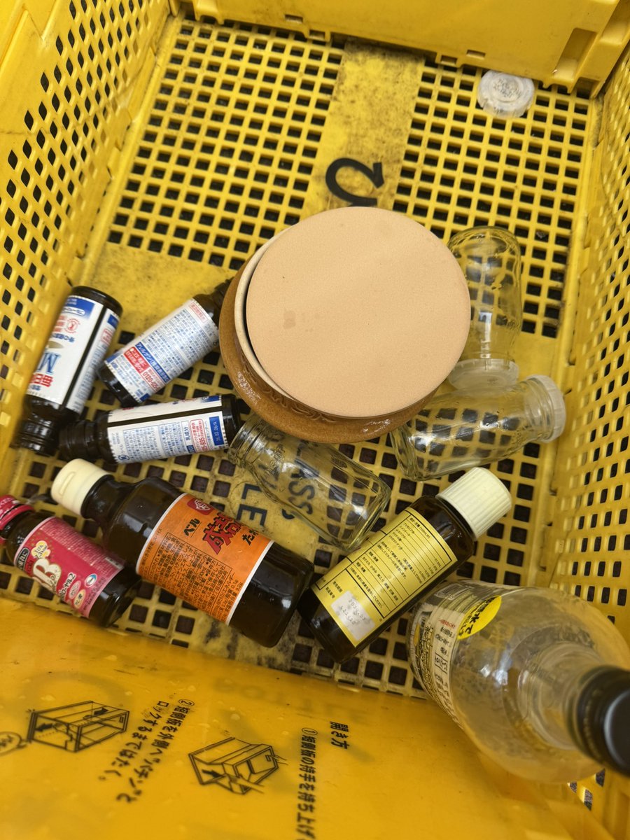 takizawa0914's tweet photo. 【今日のごみトリビア】
しげんのびんの日によく茶碗や陶器が出されることがありますが、ほとんどの地域が燃えないごみ、もしくは陶器の日になりますので、ご注意ください。びんと素材が似ていますが、陶器は土や石からできているので、びんとして再生されません。
#ゴミ清掃員の日常 https://t.co/Ho1dnh8GNF
