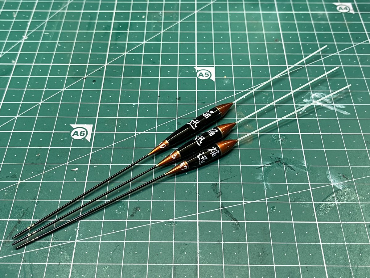 Dee4324's tweet photo. 試作中のウキ、文字入れとクリアコートでこんな感じに😊　あとはパイプトップを装着して、最終コートしたらトップ塗装で完成！ https://t.co/6E8ete1fzO