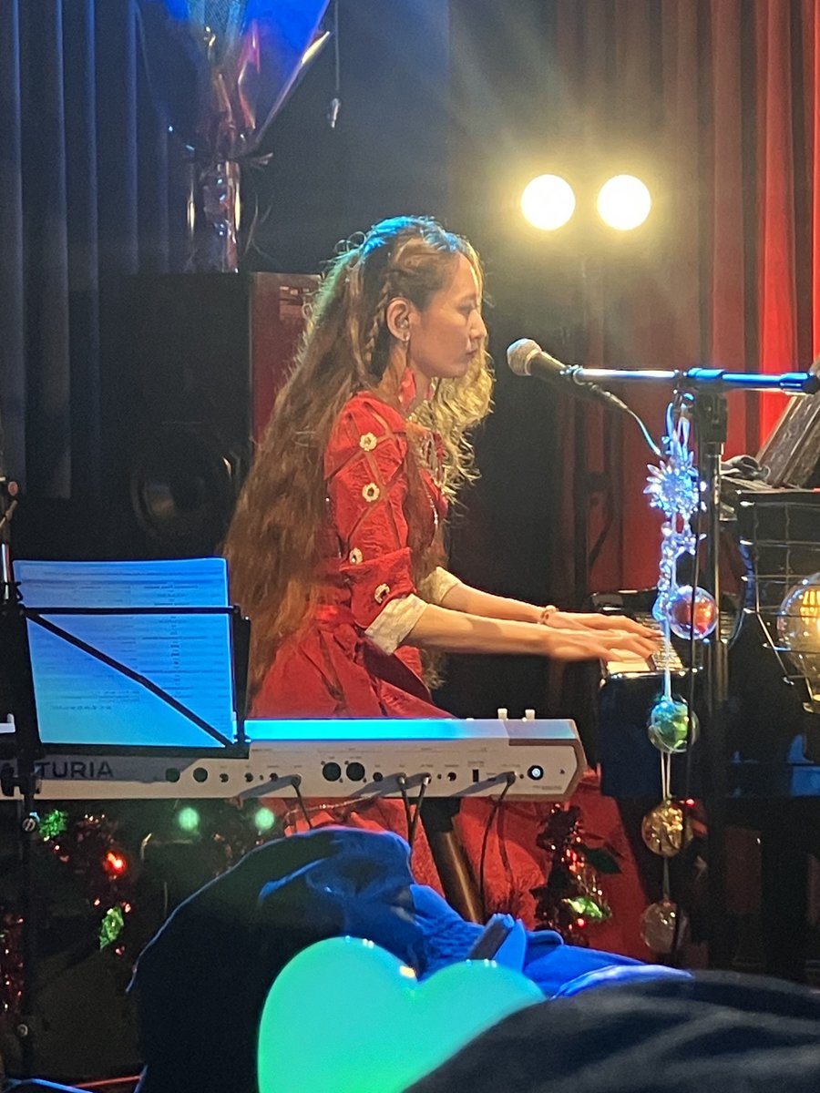 Tomokazu_Drums's tweet photo. 昨夜はこちらのクリスマスライブを堪能🎄
どの楽曲もアレンジが秀逸で痺れましたわ
来年3月のライブも観に行けると良いなぁ
#KURUMIKI #dizz #暁Xiao https://t.co/9y16hCVqgg