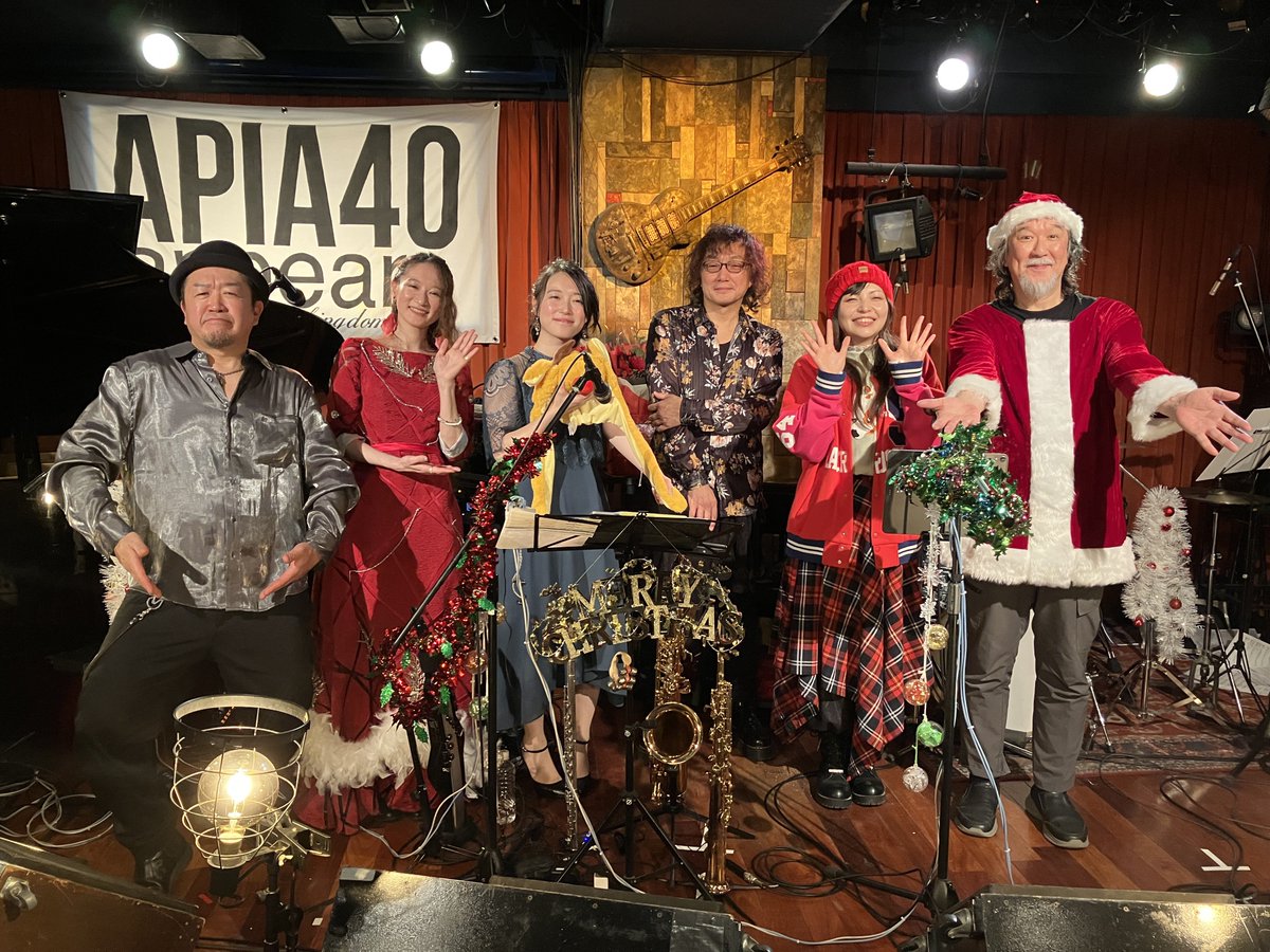 Tomokazu_Drums's tweet photo. 昨夜はこちらのクリスマスライブを堪能🎄
どの楽曲もアレンジが秀逸で痺れましたわ
来年3月のライブも観に行けると良いなぁ
#KURUMIKI #dizz #暁Xiao https://t.co/9y16hCVqgg