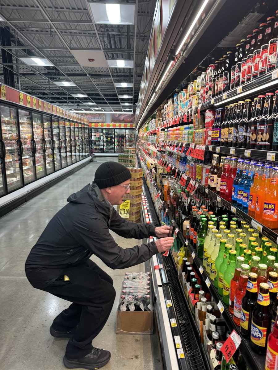 mayaisfiya's tweet image. for christmas we took my dad to a new grocery store because he loves grocery shopping