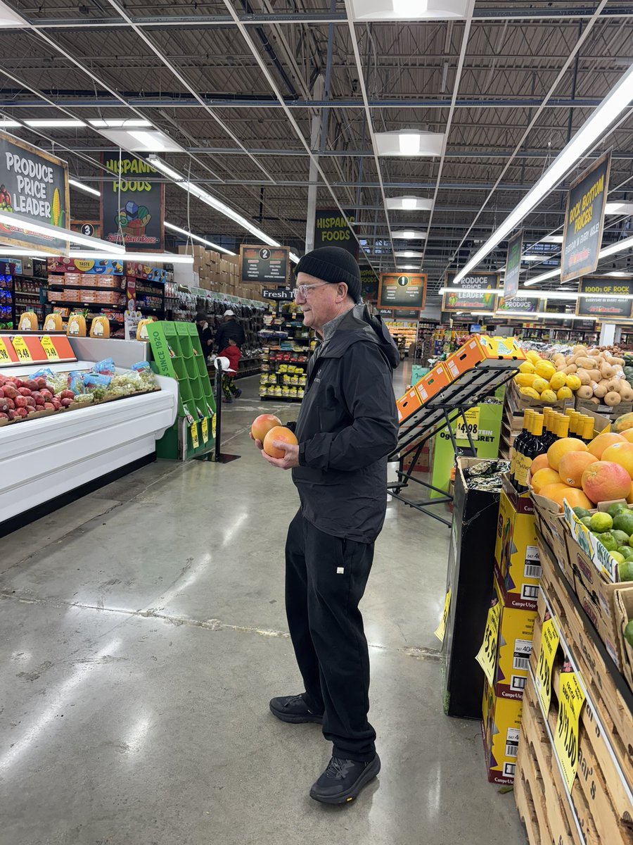 mayaisfiya's tweet image. for christmas we took my dad to a new grocery store because he loves grocery shopping