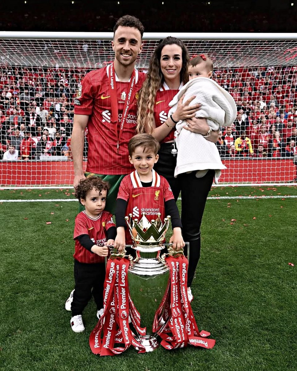 Os filhos de Diogo Jota vão entrar em campo com os jogadores no Liverpool - Wolves, os dois clubes que representou em Inglaterra ❤️ (via <a href="/_pauljoyce/">paul joyce</a>)