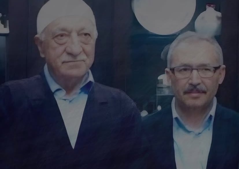 Ümit Özdağ sevmeyen ya apo ile poz vermiştir ya fetö ile hiç şaşmaz hiç sekmez