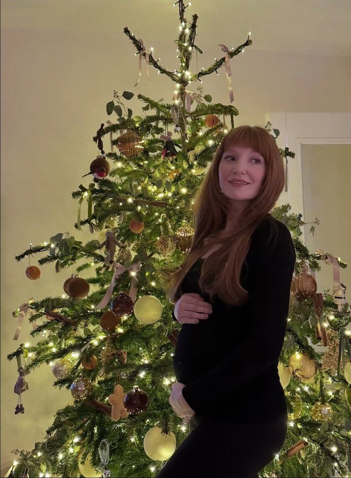 MEU DEUS! Nicola (<a href="/NicolaRoberts/">Nicola Maria Roberts</a>) acaba de anunciar que está grávida! Felicidades para a mais nova Mamãe Aloud. ❤️ #GirlsAloud