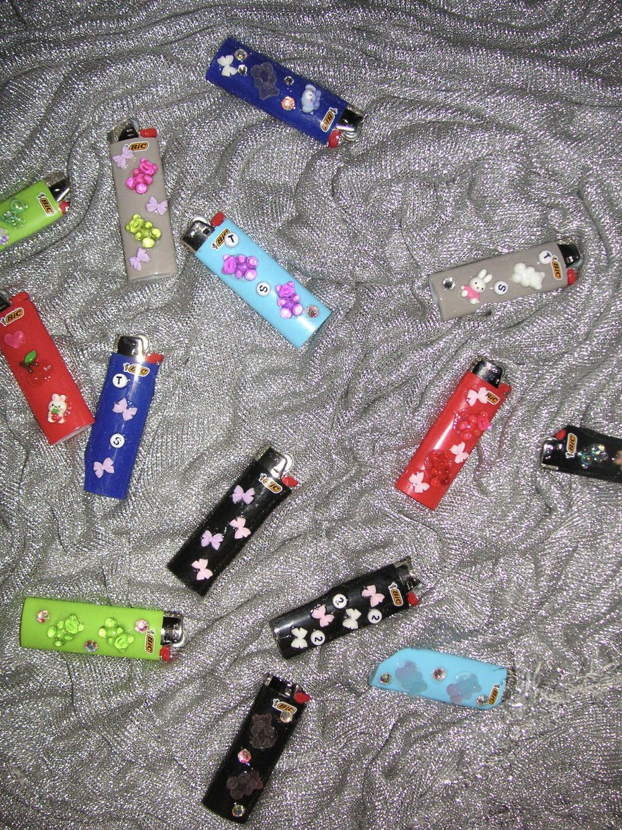 TeiShi's tweet photo. 𝓯𝓮𝓵𝓲𝓬𝓮𝓼 𝓯𝓲𝓮𝓼𝓽𝓪𝓼! 25% off everything in my shop today until Jan 1☃️🌟🕎🎄🕯️ plus a custom lighter handmade by me if u spend over $50 jejejej have fun CODE: TS25 https://t.co/FgUcf1G2tF https://t.co/LvaHi9xC8M