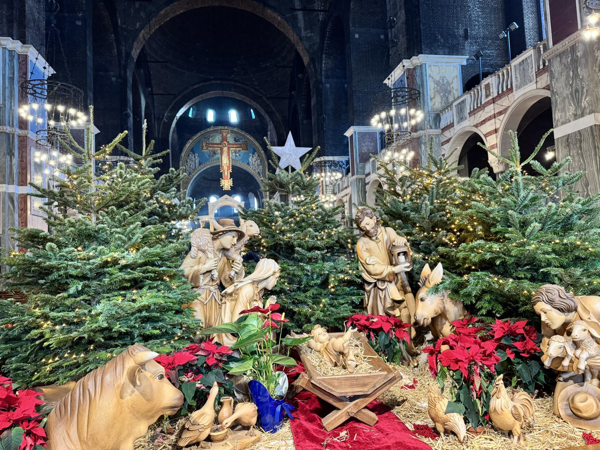 2tbueser's tweet photo. Wishing all a blessed #Christmas 🎄
#londonchristmas https://t.co/XyK2fDTQAk
