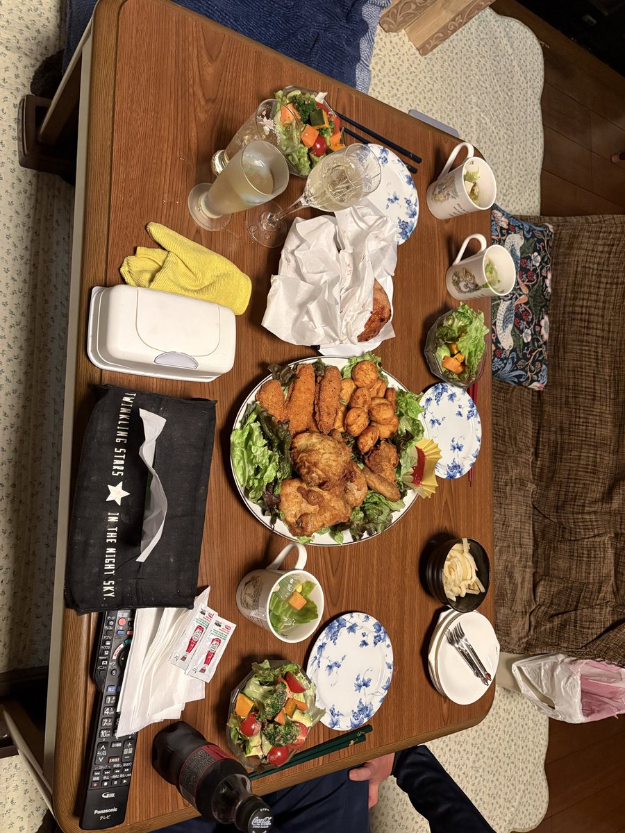FujichanK's tweet photo. 昨日のクリスマスの食事風景‼️ https://t.co/PyHQDFDaCX
