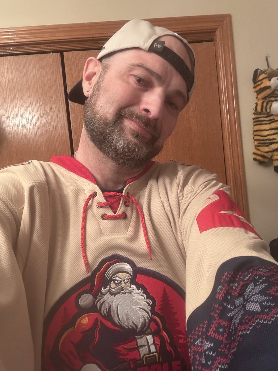JeremyJeffrey38's tweet photo. @GeekyJerseys Merry Christmas! Love the Festive attire! https://t.co/czvcNMMpoi