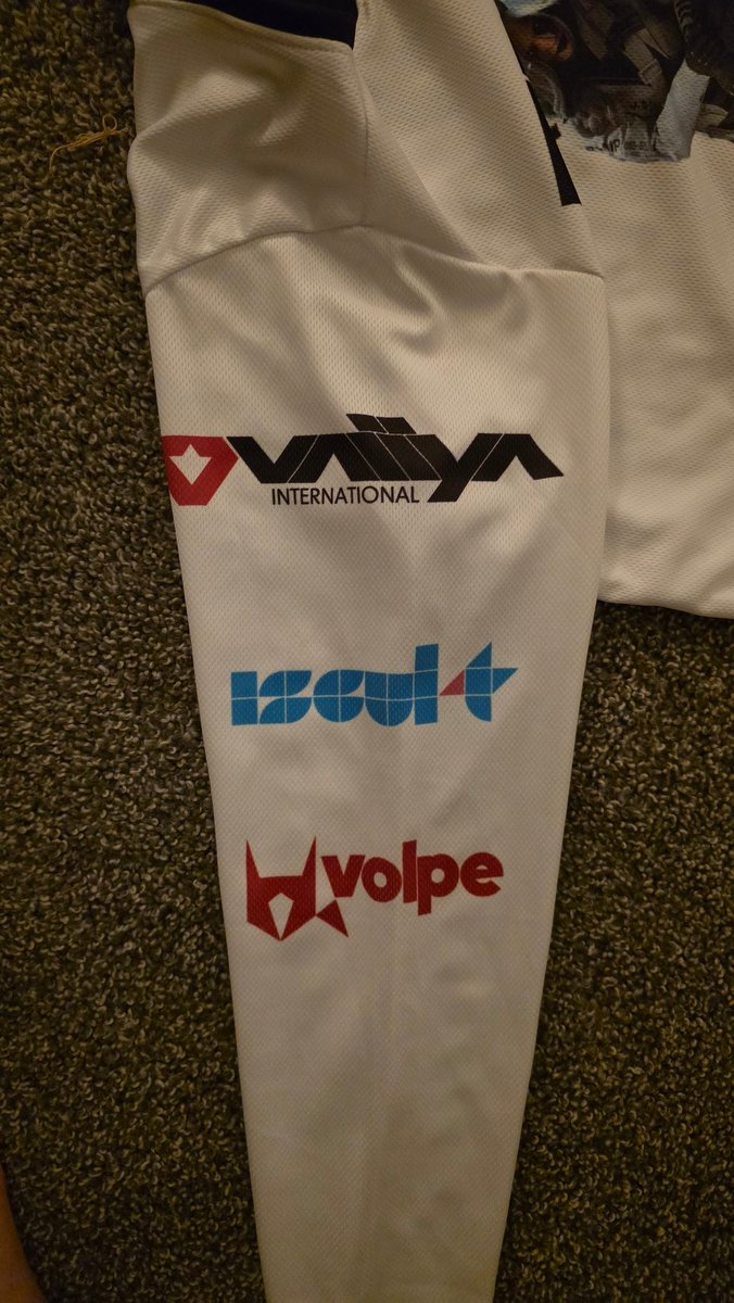 Evade_TF's tweet photo. So, my wife officially won christmas. So much thought into this. She's been so supportive of my Esports journey. Even though its just starting. Love her so much ❤️😭 https://t.co/Sp2vTA26w2
