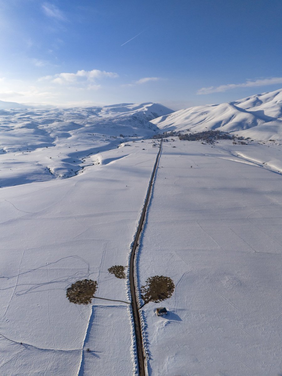 "Kuş uçmaz, kervan geçmez bir yerdesin. Su olsan kimse içmez, Yol olsan kimse geçmez, Elin adamı ne anlar senden.?"
#yaşarkemal  #bingöl