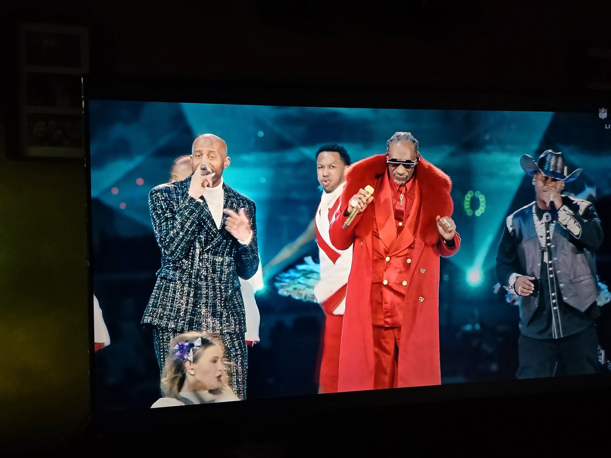 NikkiAriesMedia's tweet photo. The @SnoopDogg halftime show is incredible! He is playing way better than @Vikings https://t.co/i9xAIeYQ1L