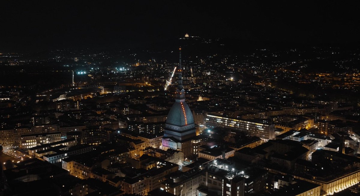 albertoangela's tweet image. È proprio vero: Torino è una città con l'anima divisa in due.
Il riserbo da una parte, e dall'altra le ali sbrigliate della fantasia.
D’altra parte, solo immaginando il futuro, lo si può costruire.
#StanotteaTorino