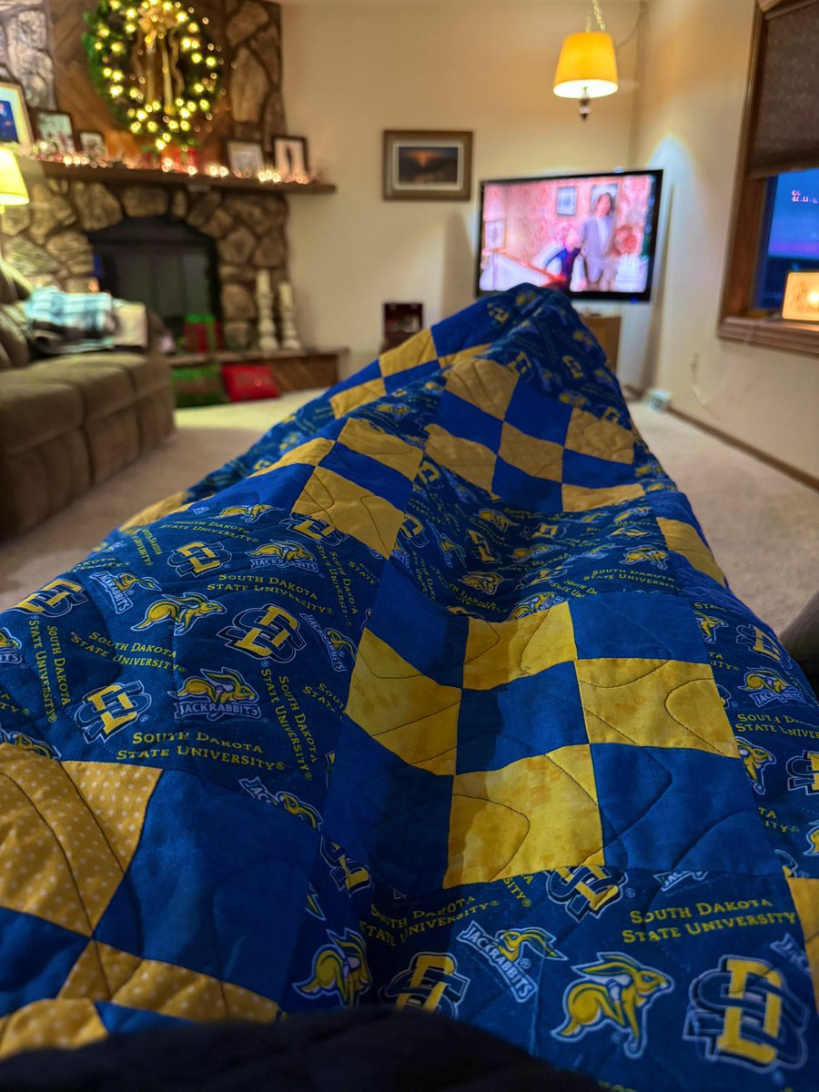 The hubby may have scored the Jackrabbit jackpot with this homemade quilt for Christmas, but he’ll have to fight me for it! 😂 #GoJacks