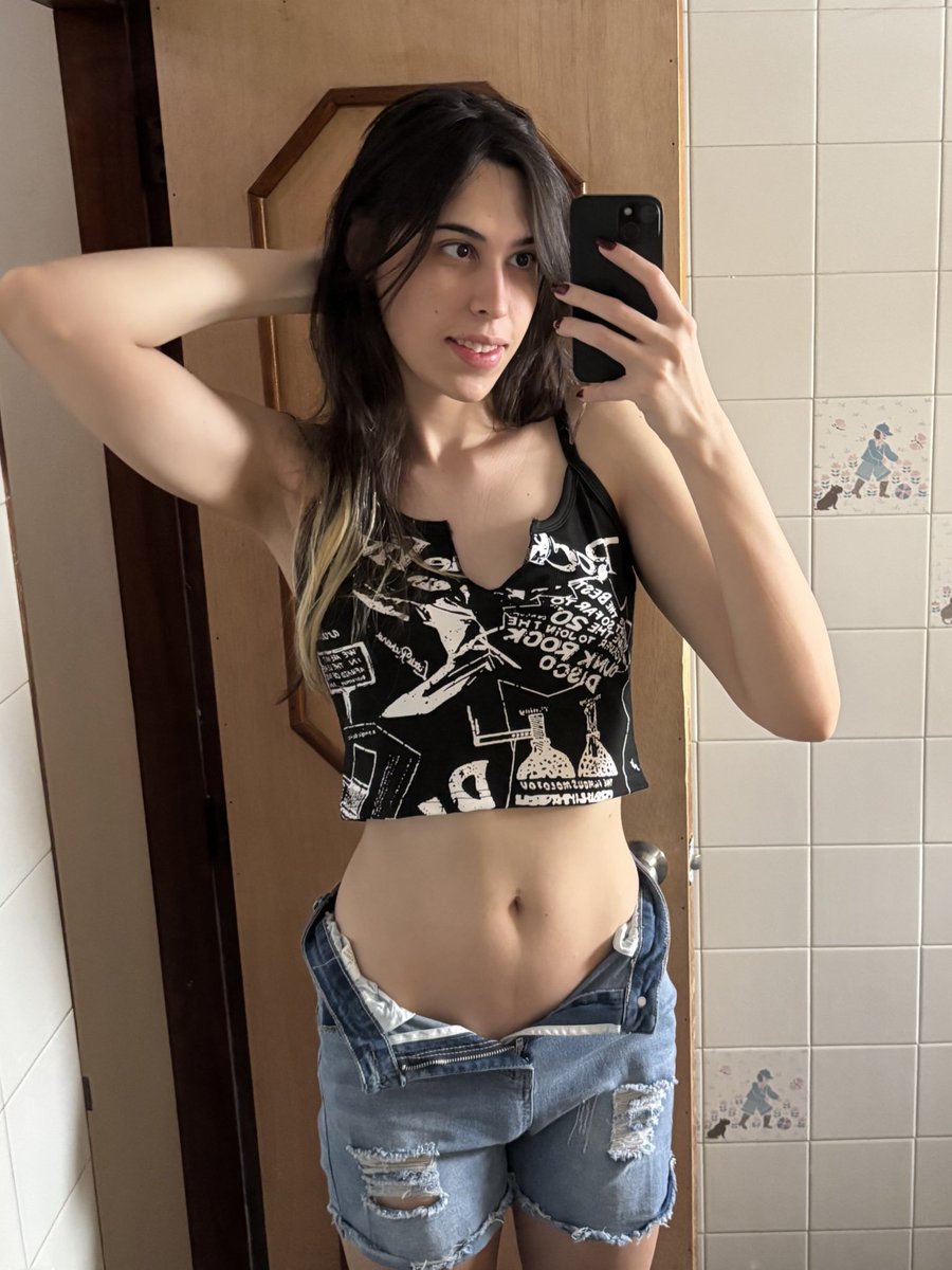 GoddessAshleeVr's tweet image. Do you think people in public would know if I used to be a male? 🏳️‍⚧️