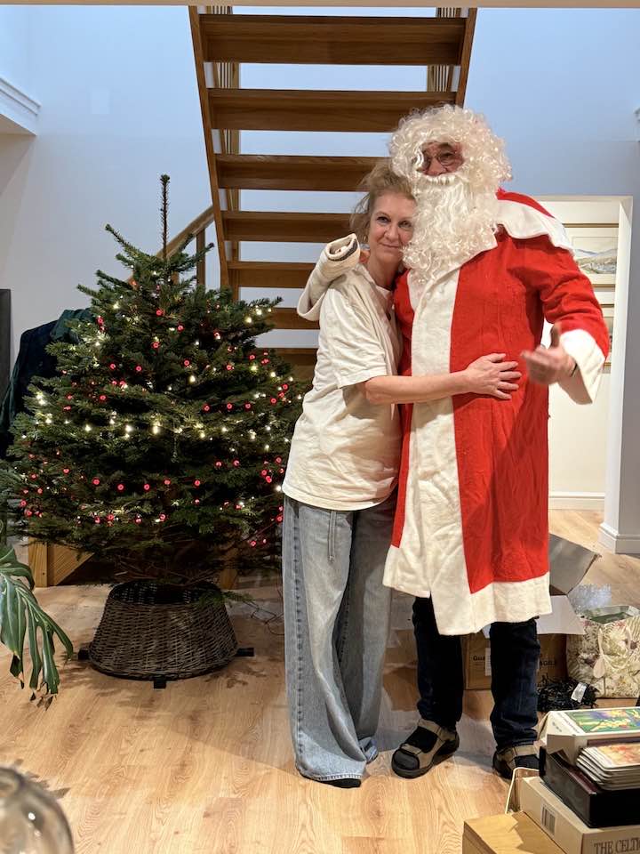 joserael's tweet image. #Fish "Cliché" (2024 Remix) [A photo of #Fish and his wife sending a warm Christmas greeting to their followers, which he shared on his social media] youtu.be/3gUIoYCW5FI?si…