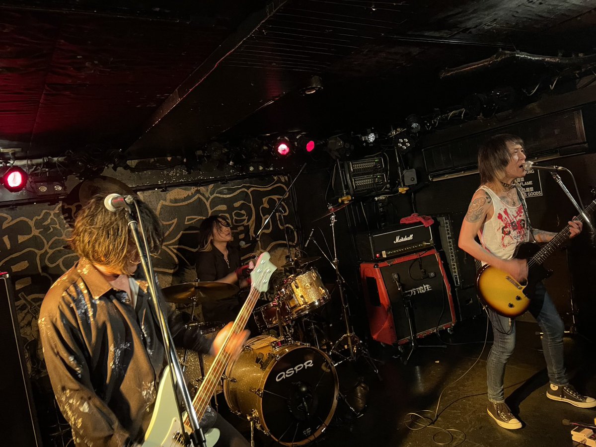 先日、20日(土)無事に2025年ライブ納め終わりました‼️
初高円寺二万電圧アチチだわ
またいつか！
そして来年もどうぞよろしくお願いします👍️