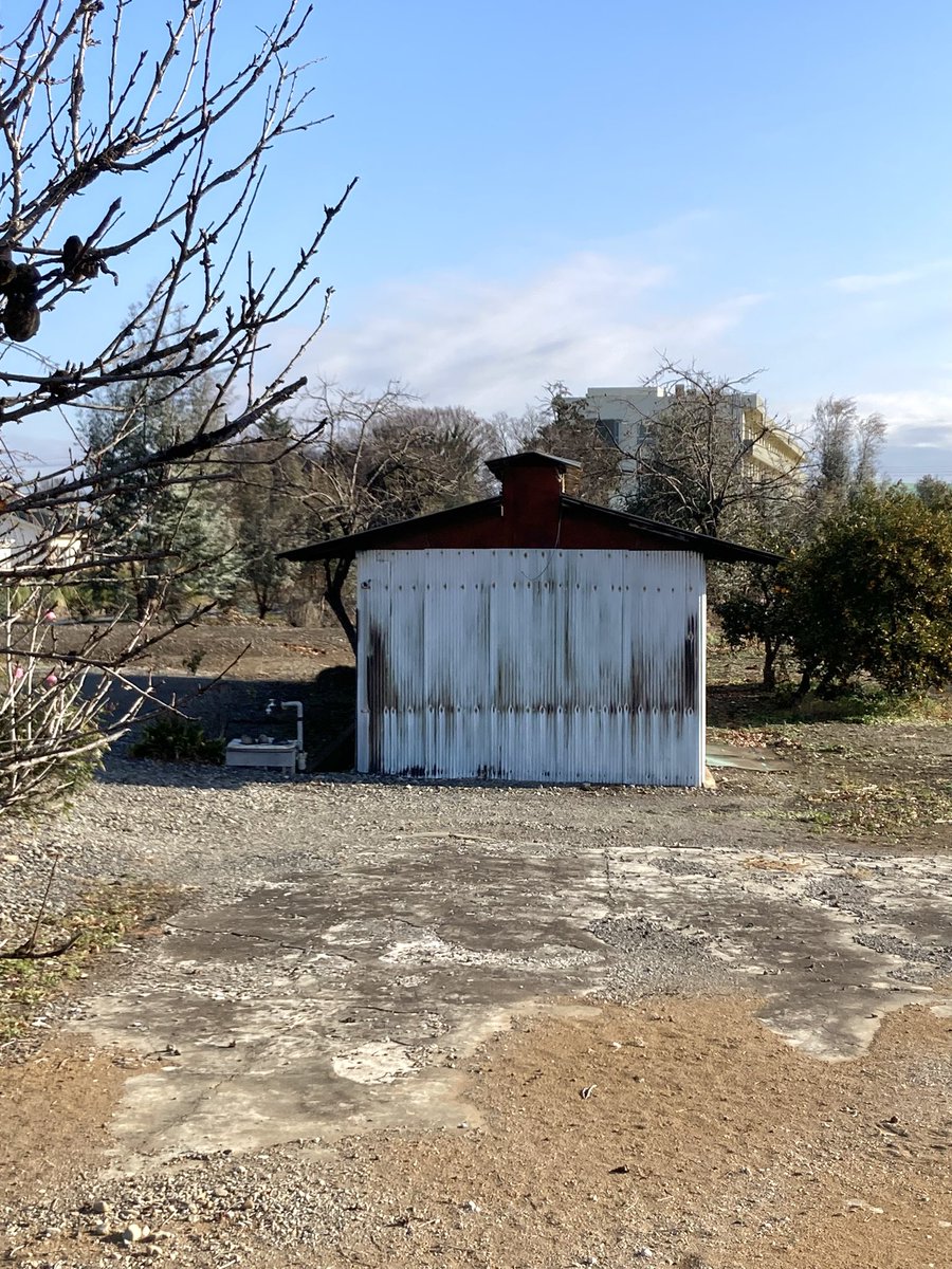 ishi_mit's tweet photo. 何度も通っていた道で見つけた小屋。多分手前の建物が壊されたのだろう。
#小屋 https://t.co/bHvsHr2RMY