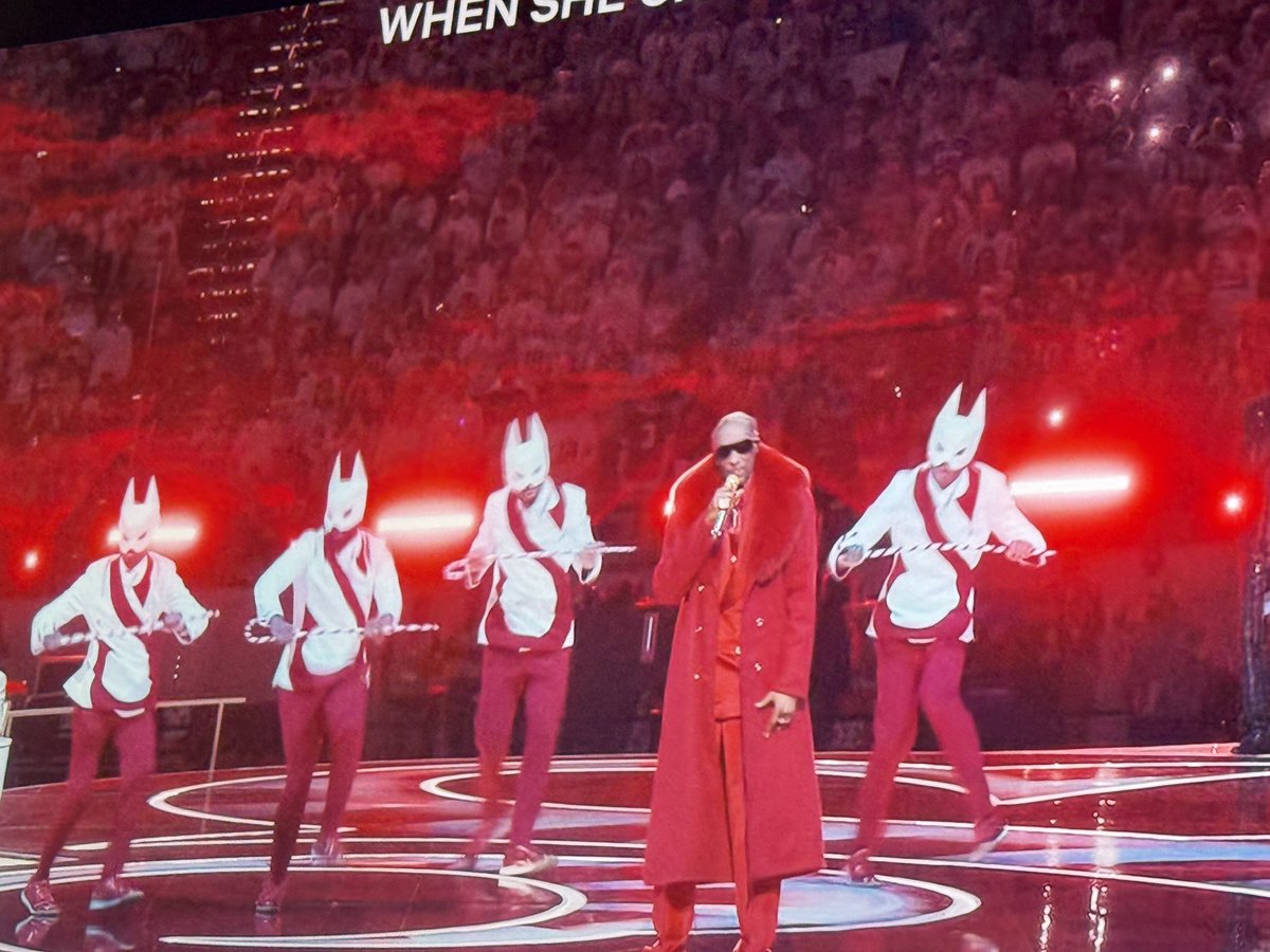 Snoop Tryna unify the hood on Christmas Day. On the Dead Homies. 🎄🎁