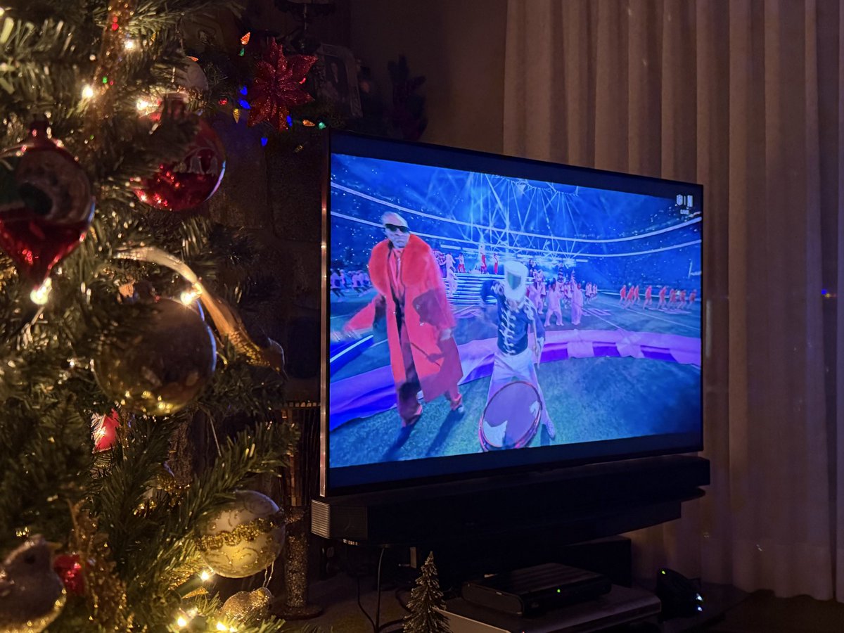 Graggle2945171's tweet photo. Merry Christmas everybody! Watching from Québec, Canada 🇨🇦 Go Lions!!! #NFLonNetflix #NFL https://t.co/djd7a5C3aT